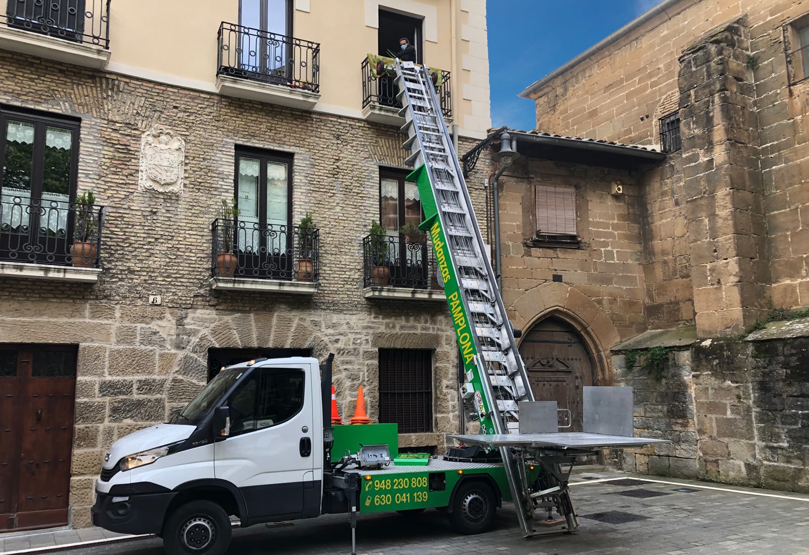 mudanzas pamplona grua - Alquiler de plataformas elevadoras en Pamplona